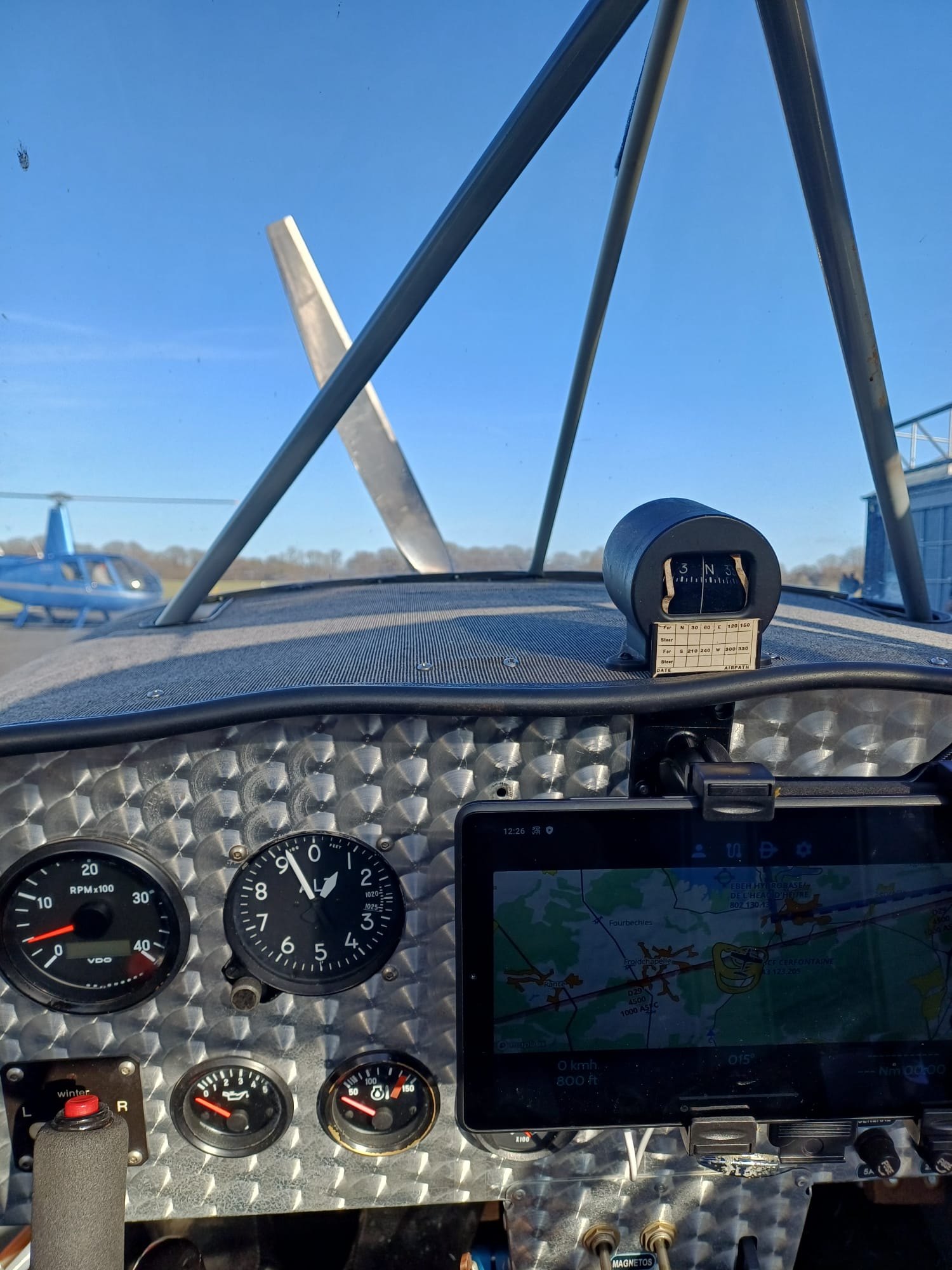 Vue depuis la place pilote, moteur arrêté, prêt au départ.