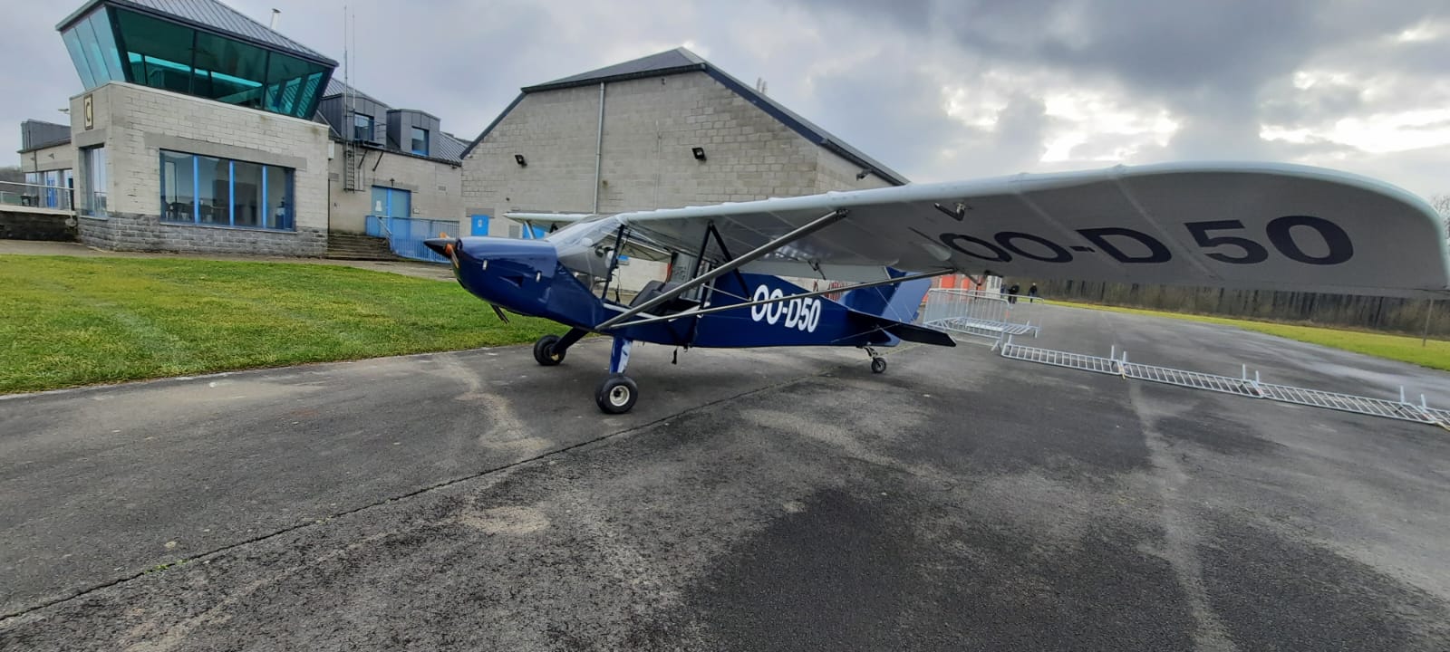 Le Coyote II OO-D50 devant la tour de contrôle de l'aérodrome de Cerfontaine.