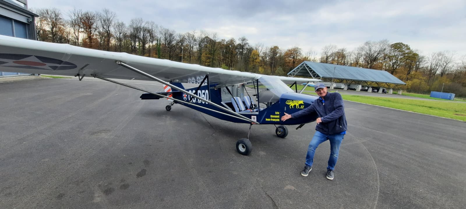 Sortie de hangar à Cerfontaine, un matin d'automne.