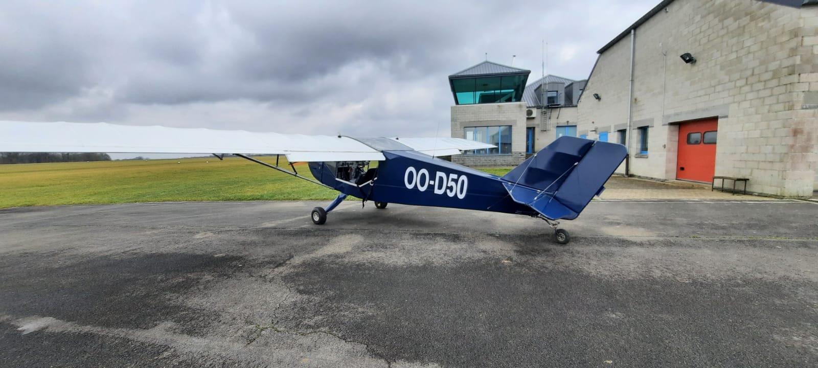 Profil droit — fuselage, dérive et empennage du Coyote II.